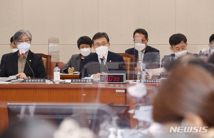 [서울=뉴시스] 최진석 기자 = 권덕철(왼쪽 두번째) 보건복지부 장관이 7일 서울 여의도 국회에서 열린 보건복지위원회 전체회의에서 의원 질의에 답변하고 있다. (공동취재사진) 2022.02.07. photo@newsis.com