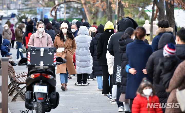 [대구=뉴시스] 이무열 기자 = 코로나19 신규 확진자가 3만 5286명으로 집계된 7일 오전 대구 달서구보건소 선별진료소에서 시민들이 신속항원검사를 받기 위해 대기하고 있다. 2022.02.07. lmy@newsis.com