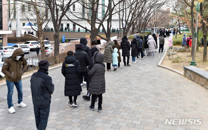 [대구=뉴시스] 이무열 기자 = 코로나19 신규 확진자가 3만 5286명으로 집계된 7일 오전 대구 달서구보건소 선별진료소에서 시민들이 신속항원검사와 PCR검사를 받기 위해 대기하고 있다. 2022.02.07. lmy@newsis.com