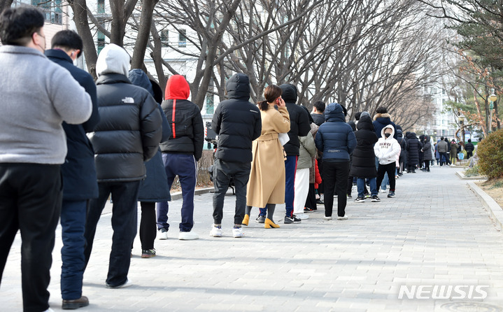 [대구=뉴시스] 이무열 기자 = 코로나19 신규 확진자가 3만 5286명으로 집계된 7일 오전 대구 달서구보건소 선별진료소에서 시민들이 신속항원검사를 받기 위해 대기하고 있다. 2022.02.07. lmy@newsis.com