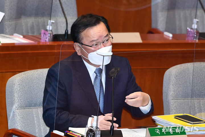 [서울=뉴시스] 최진석 기자 = 김부겸 국무총리가 7일 서울 여의도 국회에서 열린 예산결산특별위원회 전체 회의에서 의원들의 질의에 답하고 있다. (공동취재사진) 2022.02.07. photo@newsis.com