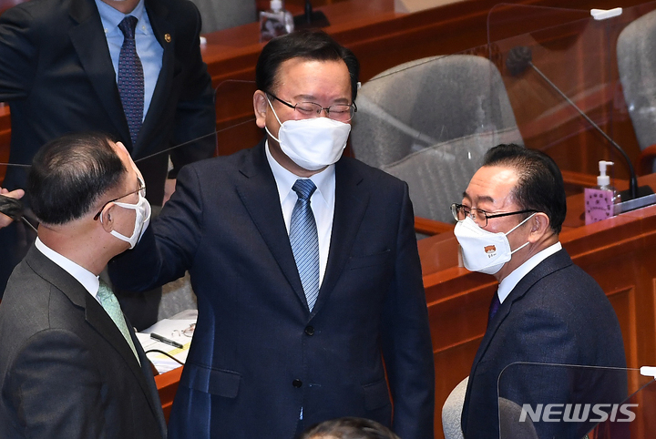 [서울=뉴시스] 최진석 기자 = 7일 서울 여의도 국회에서 열린 예산결산특별위원회 전체 회의에서 홍남기(왼쪽부터) 경제부총리 및 기획재정부 장관, 김부겸 국무총리, 이종배 예결위원장이 대화를 나누고 있다. (공동취재사진) 2022.02.07. photo@newsis.com
