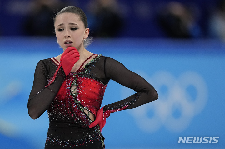 [베이징=AP/뉴시스] 카밀라 발리예바(러시아 올림픽 위원회·ROC)가 7일(현지시간) 중국 베이징의 캐피털 인도어 스타디움에서 열린 2022 베이징동계올림픽 피겨스케이팅 단체전 여자 프리스케이팅 연기를 마치고 아쉬운 표정을 짓고 있다. 발리예바는 178.92로 1위를 기록했고 ROC는 총점 74점으로 단체전 금메달을 차지했다. 2022.02.07.