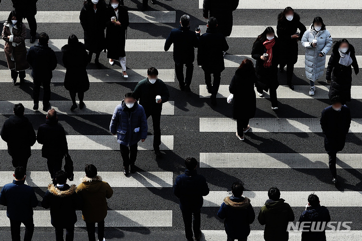 [서울=뉴시스] 백동현 기자 = 사회적 거리두기가 2주 더 연장된 지난 7일 오후 서울 영등포구 여의도역 인근에서 시민들이 이동하고 있다. 접종 여부와 관계없이 사적모임은 6인까지, 식당·카페 등의 영업시간은 오후 9시까지 제한되는 거리두기는 오는 20일까지다. 2022.02.07. livertrent@newsis.com