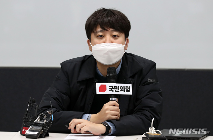 [서울=뉴시스] 이영환 기자 = 이준석 국민의힘 대표가 7일 오후 서울 서초구 한국컨퍼런스센터 컨퍼런스A룸에서 열린 '청년곁에 국민의힘! 국민의힘 단국캠퍼스 개강총회'에 참석해 인사말을 하고 있다. 2022.02.07. 20hwan@newsis.com