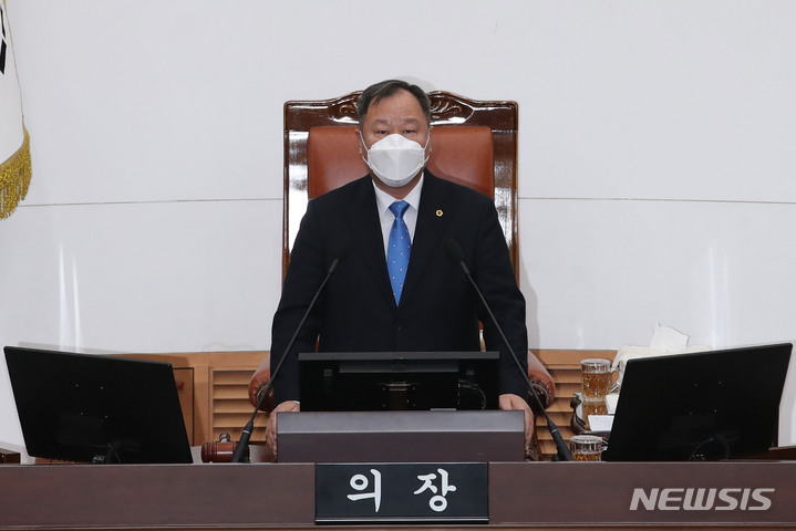 [서울=뉴시스] 권창회 기자 = 김인호 서울시의회 의장이 지난 2월7일 오후 서울 중구 서울시의회에서 열린 제305회 임시회 개회식에서 개회사를 하고 있다. 2022.05.30. kch0523@newsis.com