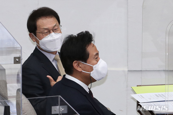 [서울=뉴시스] 권창회 기자 = 오세훈 서울시장과 조희연 서울시교육감이 지난 2월7일 오후 서울 중구 서울시의회에서 열린 제305회 임시회 개회식에 참석해 대화를 나누고 있다. 2022.06.02. kch0523@newsis.com