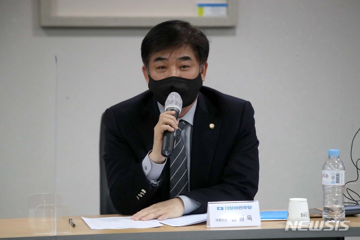 [서울=뉴시스] 김선웅 기자 = 더불어민주당 선대위 직능본부장인 김병욱 의원이 7일 오후 서울 여의도 소상공인연합회에서 열린 더불어민주당-소상공인연합회 정책협약식에서 발언하고 있다. 2022.02.07. mangusta@newsis.com