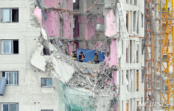 [광주=뉴시스] 류형근 기자 = 광주 현대산업개발 신축 아파트 붕괴사고 28일째인 7일 오후 구조당국이 가림막을 펼치며 28층에서 6번째로 발견된 매몰자를 수습하고 있다. 2022.02.07. hgryu77@newsis.com