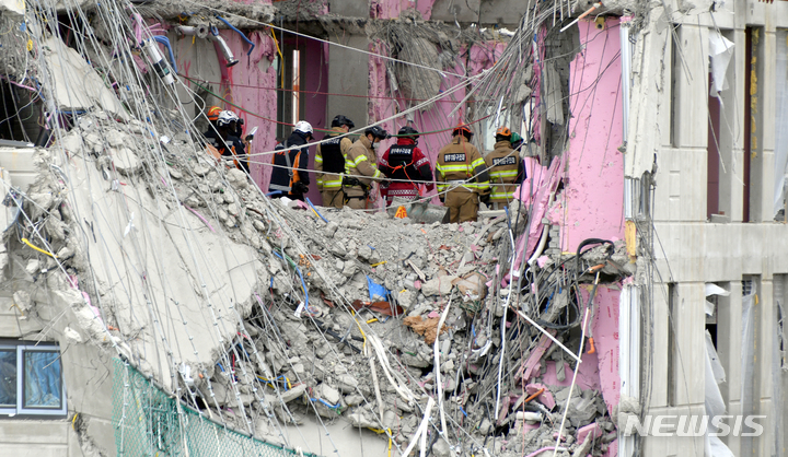 [광주=뉴시스] 류형근 기자 = 광주 현대산업개발 신축 아파트 붕괴사고 28일째인 7일 오후 구조당국이 28층에서 매몰자 구조작업을 하고 있다. 2022.02.07. hgryu77@newsis.com