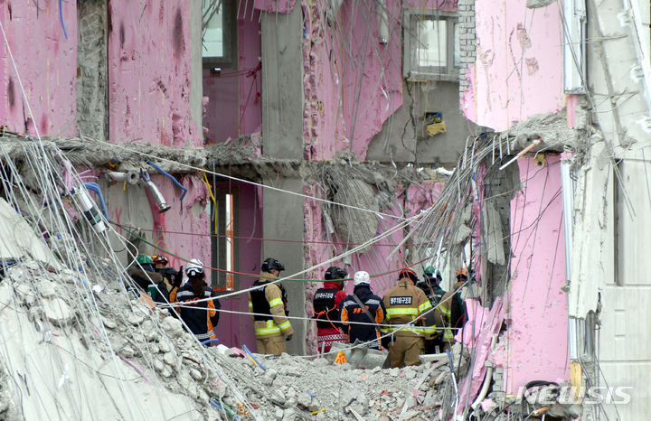 [광주=뉴시스] 류형근 기자 = 광주 현대산업개발 신축 아파트 붕괴사고 28일째인 7일 오후 구조당국이 28층에서 매몰자 구조작업을 하고 있다. 2022.02.07. hgryu77@newsis.com