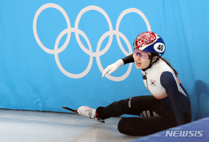 [베이징(중국)=뉴시스] 홍효식 기자 = 7일 오후 중국 베이징 캐피털 실내경기장에서 열린 2022 베이징 동계올림픽 쇼트트랙 여자 500m 준준결승 경기, 한국 최민정이 넘어진 뒤 아쉬운 표정을 하고 있다. 2022.02.07. yesphoto@newsis.com