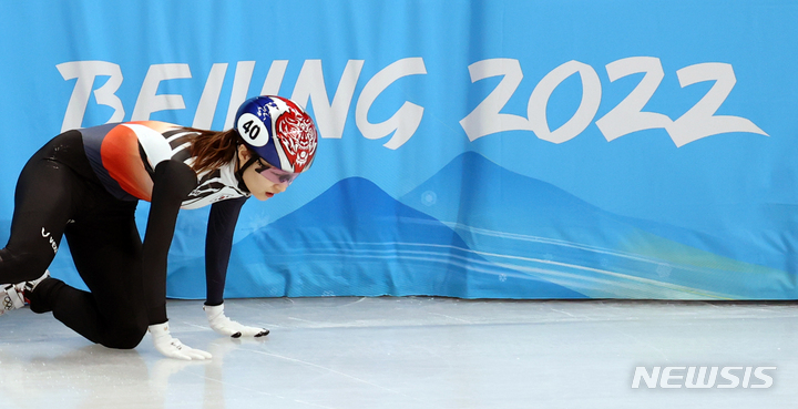 [베이징(중국)=뉴시스] 김병문 기자 = 7일 오후 중국 베이징 캐피털 실내경기장에서 열린 2022 베이징 동계올림픽 쇼트트랙 여자 500m 준준결승 경기, 한국 최민정이 넘어진 뒤 일어서고 있다. 2022.02.07. dadazon@newsis.com