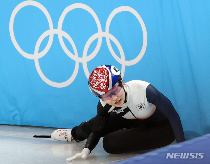 [베이징(중국)=뉴시스] 홍효식 기자 = 7일 오후 중국 베이징 캐피털 실내경기장에서 열린 2022 베이징 동계올림픽 쇼트트랙 여자 500m 준준결승 경기, 한국 최민정이 넘어진 뒤 아쉬워하고 있다. 2022.02.07. yesphoto@newsis.com