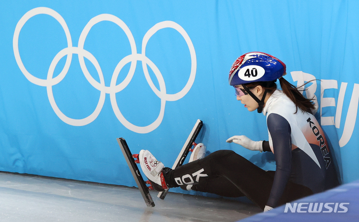 [베이징(중국)=뉴시스] 홍효식 기자 = 7일 오후 중국 베이징 캐피털 실내경기장에서 열린 2022 베이징 동계올림픽 쇼트트랙 여자 500m 준준결승 경기, 한국 최민정이 넘어지고 있다. 2022.02.07. yesphoto@newsis.com