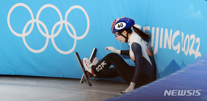 [베이징(중국)=뉴시스] 홍효식 기자 = 7일 오후 중국 베이징 캐피털 실내경기장에서 열린 2022 베이징 동계올림픽 쇼트트랙 여자 500m 준준결승 경기, 한국 최민정이 넘어지고 있다. 2022.02.07. yesphoto@newsis.com