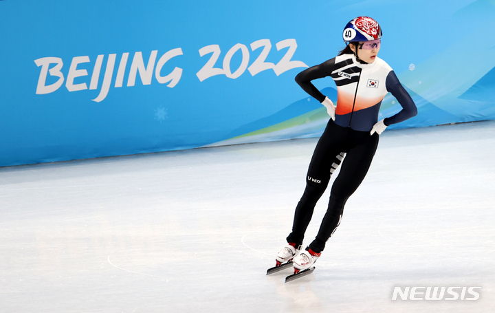 [베이징(중국)=뉴시스] 김병문 기자 = 7일 오후 중국 베이징 캐피털 실내경기장에서 열린 2022 베이징 동계올림픽 쇼트트랙 여자 500m 준준결승 경기, 한국 최민정이 레이스 도중 넘어지며 준결승 진출에 실패한 뒤 아쉬운 표정을 하고 있다. 2022.02.07. dadazon@newsis.com