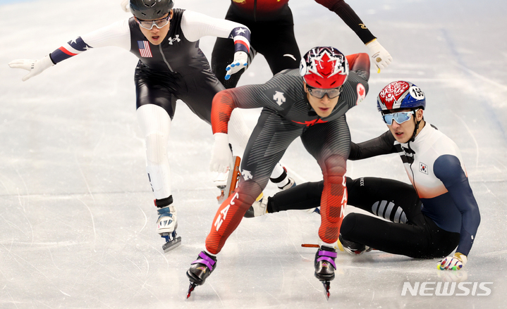[베이징(중국)=뉴시스] 고범준 기자 = 7일 오후 중국 베이징 캐피털 실내경기장에서 열린 2022 베이징 동계올림픽 쇼트트랙 남자 1000m 준준결승 경기, 한국 박장혁이 넘어지고 있다. 2022.02.07. bjko@newsis.com