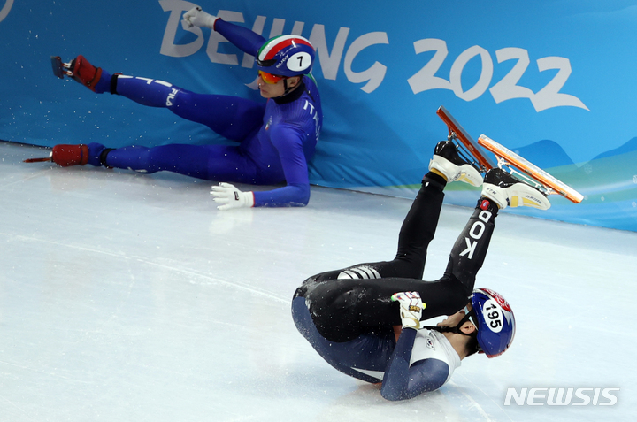 [베이징(중국)=뉴시스] 김병문 기자 = 7일 오후 중국 베이징 캐피털 실내경기장에서 열린 2022 베이징 동계올림픽 쇼트트랙 남자 1000m 준준결승 경기, 한국 박장혁이 넘어지고 있다. 2022.02.07. dadazon@newsis.com
