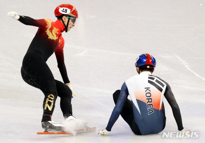 [베이징(중국)=뉴시스] 홍효식 기자 = 7일 오후 중국 베이징 캐피털 실내경기장에서 열린 2022 베이징 동계올림픽 쇼트트랙 남자 1000m 준준결승 경기, 한국 박장혁이 넘어지고 있다. 2022.02.07. yesphoto@newsis.com