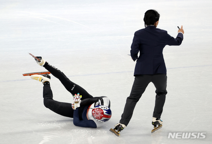 [베이징(중국)=뉴시스] 김병문 기자 = 7일 오후 중국 베이징 캐피털 실내경기장에서 열린 2022 베이징 동계올림픽 쇼트트랙 남자 1000m 준준결승 경기, 한국 박장혁이 넘어져 있다. 2022.02.07. dadazon@newsis.com