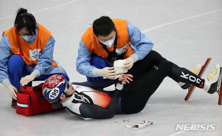 [베이징(중국)=뉴시스] 고범준 기자 = 7일 오후 중국 베이징 캐피털 실내경기장에서 열린 2022 베이징 동계올림픽 쇼트트랙 남자 1000m 준준결승 경기, 한국 박장혁이 질주중 부상을 당해 치료받고 있다. 2022.02.07. bjko@newsis.com