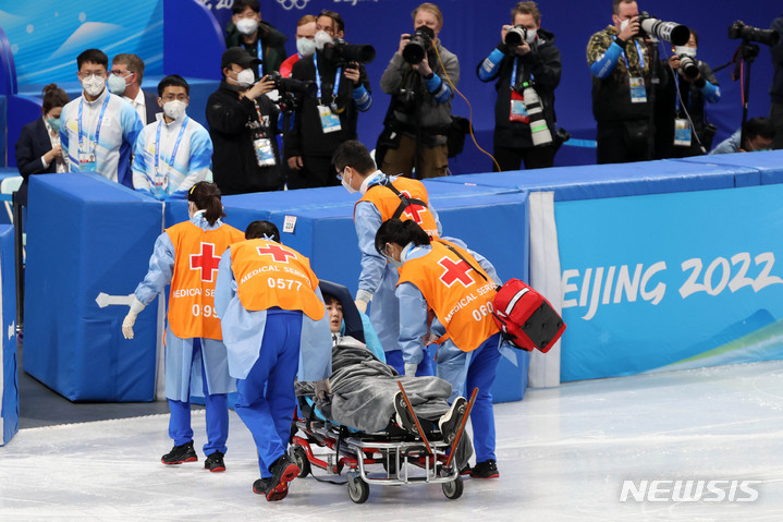 [베이징(중국)=뉴시스] 고범준 기자 = 7일 오후 중국 베이징 캐피털 실내경기장에서 열린 2022 베이징 동계올림픽 쇼트트랙 남자 1000m 준준결승 경기, 한국 박장혁이 질주중 부상을 당해 들것에 실려나가고 있다. 2022.02.07. bjko@newsis.com