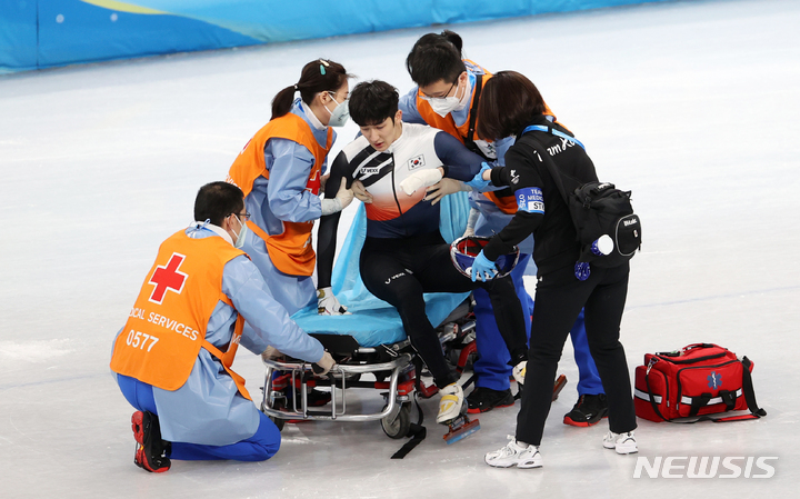 [베이징(중국)=뉴시스] 김병문 기자 = 7일 오후 중국 베이징 캐피털 실내경기장에서 열린 2022 베이징 동계올림픽 쇼트트랙 남자 1000m 준준결승 경기에서 넘어진 한국 박장혁이 응급처치를 받고 있다. 2022.02.07. dadazon@newsis.com