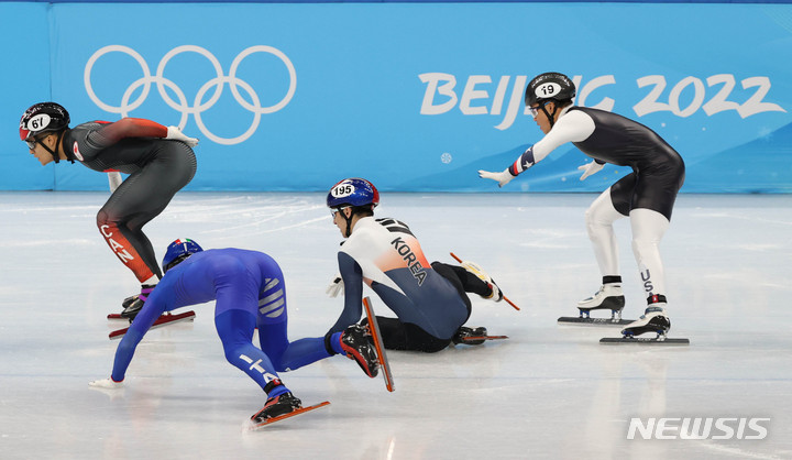 [베이징(중국)=뉴시스] 고범준 기자 = 7일 오후 중국 베이징 캐피털 실내경기장에서 열린 2022 베이징 동계올림픽 쇼트트랙 남자 1000m 준준결승 경기, 한국 박장혁이 질주중 넘어지고 있다. 2022.02.07. bjko@newsis.com