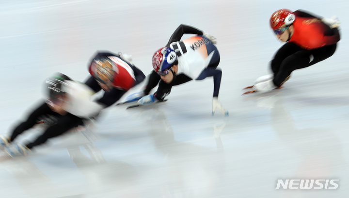 [베이징(중국)=뉴시스] 김병문 기자 = 7일 오후 중국 베이징 캐피털 실내경기장에서 열린 2022 베이징 동계올림픽 쇼트트랙 남자 1000m 준결승 경기, 한국 이준서가 질주하고 있다. 2022.02.07. dadazon@newsis.com