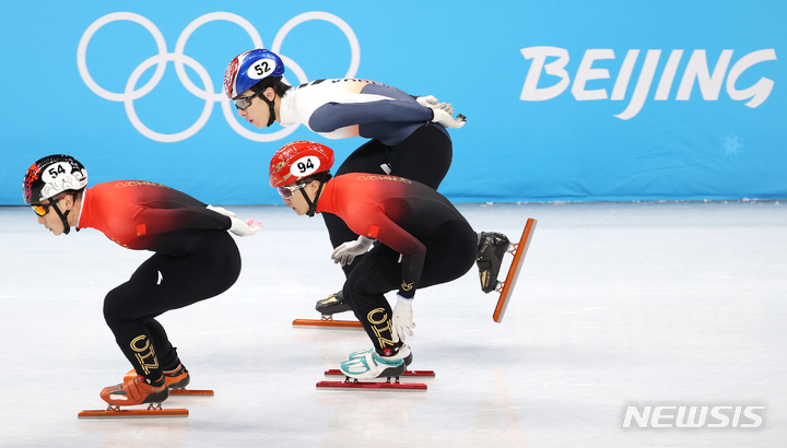 [베이징(중국)=뉴시스] 김병문 기자 = 7일 오후 중국 베이징 캐피털 실내경기장에서 열린 2022 베이징동계올림픽 쇼트트랙 남자 1000m 준결승, 한국 황대헌이 추월하고 있다. 2022.02.07. dadazon@newsis.com