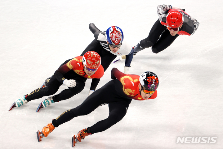 [베이징(중국)=뉴시스] 김병문 기자 = 7일 오후 중국 베이징 캐피털 실내경기장에서 열린 2022 베이징동계올림픽 쇼트트랙 남자 1000m 준결승, 한국 황대헌이 질주하고 있다. 2022.02.07. dadazon@newsis.com