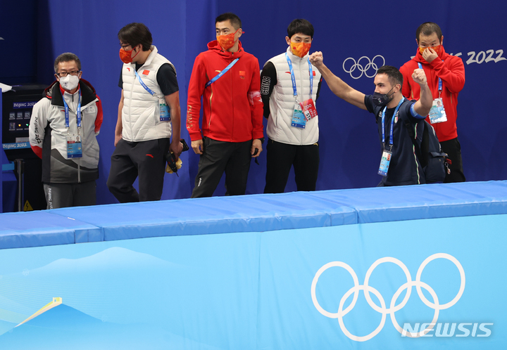 [베이징(중국)=뉴시스] 김병문 기자 = 7일 오후 중국 베이징 캐피털 실내경기장에서 열린 2022 베이징 동계올림픽 쇼트트랙 남자 1000m 준결승 경기, 중국 김선태 감독과 안현수(러시아명 빅토르 안)기술코치가 판정 결과를 기다리고 있다. 2022.02.07. dadazon@newsis.com