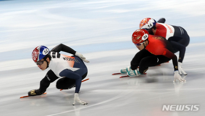 [베이징(중국)=뉴시스] 고범준 기자 = 7일 오후 중국 베이징 캐피털 실내경기장에서 열린 2022 베이징 동계올림픽 쇼트트랙 남자 1000m 준준결승, 한국 황대헌이 질주하고 있다. 2022.02.07. bjko@newsis.com