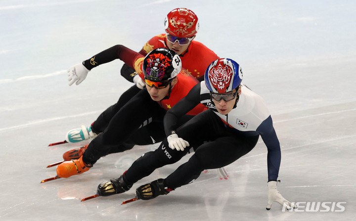[베이징(중국)=뉴시스] 고범준 기자 = 7일 오후 중국 베이징 캐피털 실내경기장에서 열린 2022 베이징 동계올림픽 쇼트트랙 남자 1000m 준결승, 한국 황대헌이 질주하고 있다. 2022.02.07. bjko@newsis.com