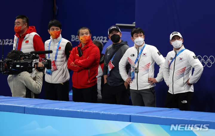 [베이징(중국)=뉴시스] 홍효식 기자 = 7일 오후 중국 베이징 캐피털 실내경기장에서 열린 2022 베이징 동계올림픽 쇼트트랙 남자 1000m 준결승 경기, 한국 이영석(오른쪽), 김병준 코치가 전광판을 확인하고 있다. 왼쪽 두번째는 중국 안현수(러시아명 빅토르 안)기술코치. 2022.02.07. yesphoto@newsis.com