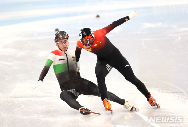 [베이징(중국)=뉴시스] 홍효식 기자 = 7일 오후 중국 베이징 캐피털 실내경기장에서 열린 2022 베이징동계올림픽 쇼트트랙 남자 1000m 결승 경기, 헝가리 리우 샤오린 산도르가 중국 런쯔웨이의 견제를 받아 넘어지며 결승점을 통과하고 있다. 2022.02.07. yesphoto@newsis.com