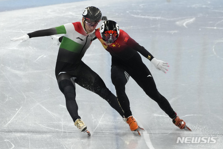 [베이징=AP/뉴시스]베이징 올림픽 남자 쇼트트랙 1000m 결승전 통과 장면. 