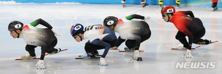 [베이징(중국)=뉴시스] 고범준 기자 = 7일 오후 중국 베이징 캐피털 실내경기장에서 열린 2022 베이징 동계올림픽 쇼트트랙 남자 1000m 준결승 경기, 한국 이준서가 질주하고 있다. 2022.02.07. bjko@newsis.com