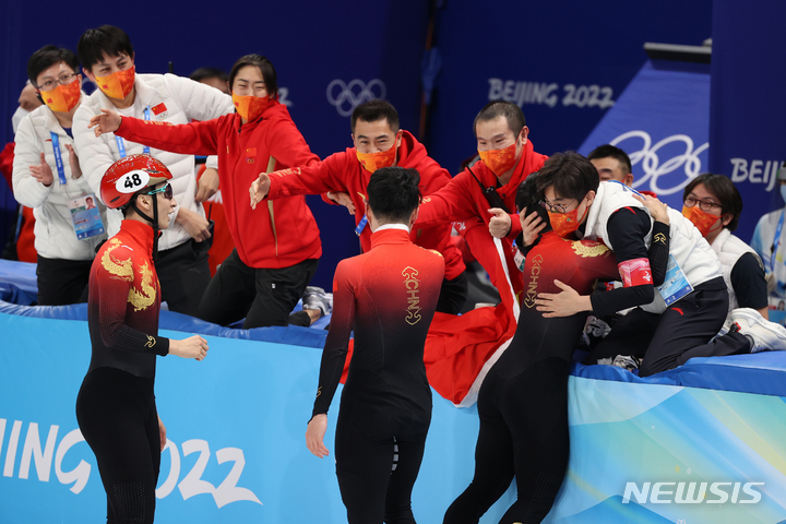 [베이징(중국)=뉴시스] 홍효식 기자 = 7일 오후 중국 베이징 캐피털 실내경기장에서 열린 2022 베이징 동계올림픽 쇼트트랙 남자 1000m 결승, 판정을 통해 금메달과 은메달이 확정된 중국 김선태 감독을 비롯한 코치진이 런쯔웨이, 리원룽 등 선수들과 기뻐하고 있다. 2022.02.07. yesphoto@newsis.com