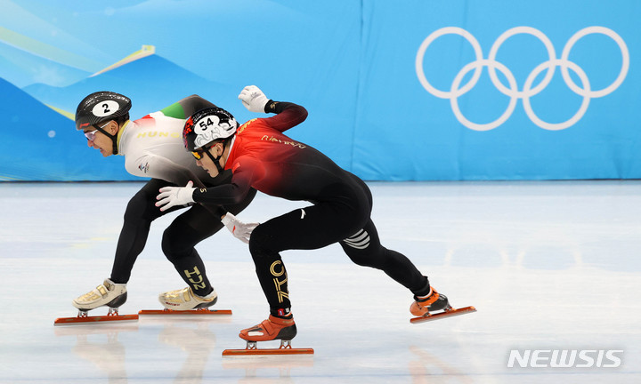 [베이징(중국)=뉴시스] 고범준 기자 = 7일 오후 중국 베이징 캐피털 실내경기장에서 열린 2022 베이징 동계올림픽 쇼트트랙 남자 1000m 결승 경기, 결승선 앞에서 중국 런쯔웨이가 헝가리의 리우 샤오린 산도르를 잡아 끌고 있다. 2022.02.07. bjko@newsis.com