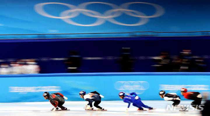 [베이징(중국)=뉴시스] 홍효식 기자 = 7일 오후 중국 베이징 캐피털 실내경기장에서 열린 2022 베이징 동계올림픽 쇼트트랙 남자 1000m 준준결승 경기, 한국 박장혁이 역주하고 있다. 2022.02.07. yesphoto@newsis.com