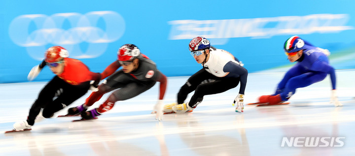 [베이징(중국)=뉴시스] 홍효식 기자 = 7일 오후 중국 베이징 캐피털 실내경기장에서 열린 2022 베이징 동계올림픽 쇼트트랙 남자 1000m 준준결승 경기, 한국 박장혁이 역주하고 있다. 2022.02.07. yesphoto@newsis.com