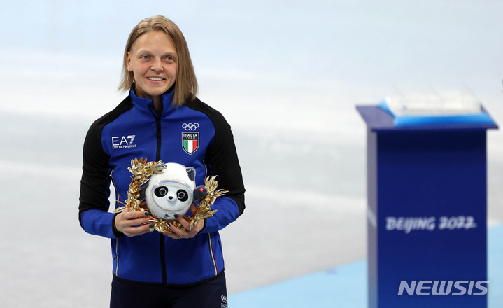 [베이징(중국)=뉴시스] 고범준 기자 = 7일 오후 중국 베이징 캐피털 실내경기장에서 열린 2022 베이징 동계올림픽 쇼트트랙 여자 500m 결승 경기, 금메달을 차지한 이탈리아의 아리안나 폰타나가 기뻐하고 있다. 2022.02.07. bjko@newsis.com