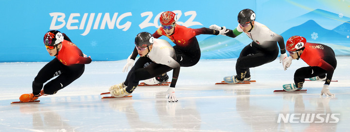[베이징(중국)=뉴시스] 홍효식 기자 = 7일 오후 중국 베이징 캐피털 실내경기장에서 열린 2022 베이징 동계올림픽 쇼트트랙 남자 1000m 결승 경기, 헝가리 리우 형제가 중국 런 쯔웨이, 우다징, 리 웬롱의 견제를 받고 있다. 2022.02.07. yesphoto@newsis.com