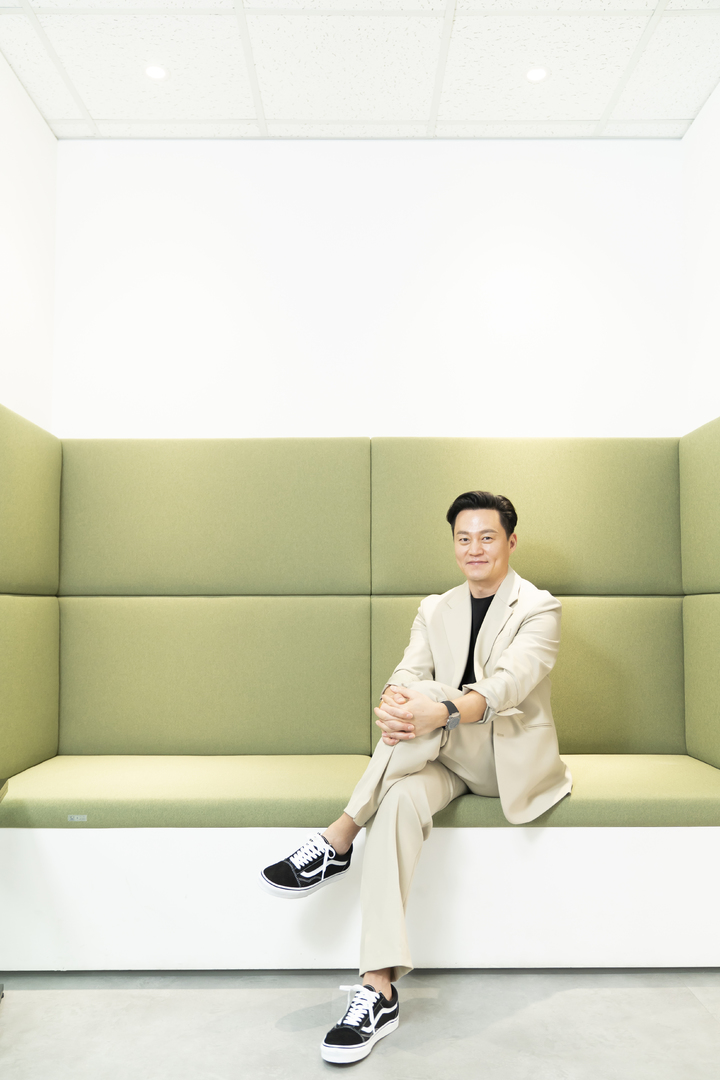 [인터뷰]PPL도 연출도…안웃긴 대머리의사 이서진의 항변