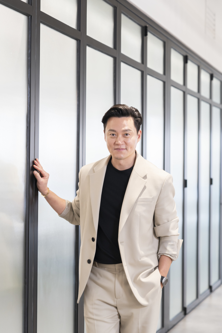 [인터뷰]PPL도 연출도…안웃긴 대머리의사 이서진의 항변