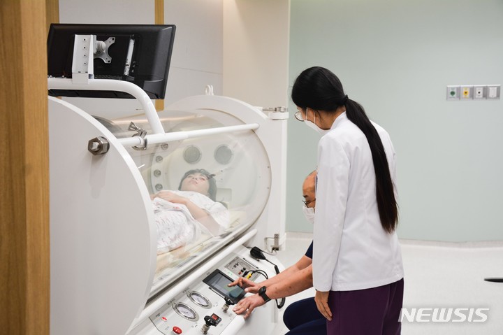 [서울=뉴시스]한림대학교동탄성심병원 고압산소치료센터. (사진= 한림대동탄성심병원 제공) 2022.02.08