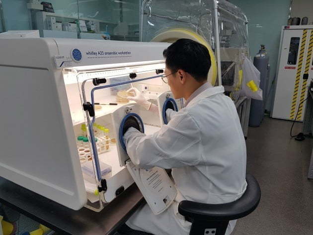 [서울=뉴시스] 지놈앤컴퍼니의 연구원이 실험을 하고 있다.&nbsp; (사진=지놈앤컴퍼니 제공) *재판매 및 DB 금지