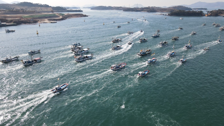 [여수=뉴시스] 김석훈 기자 = 8일 오전 전남 여수시 국동항 인근 해상에서 어선 600여척이 해상퍼레이드 시위를 펼치고 있다. 어민과 어민단체는 여수해역에서 해상풍력 추진을 결사 반대한다는 내용의 총궐기대회를 가진뒤 어선을 몰고 해상으로 집결했다. (사진=독자제공) 2022.02.08. kim@newsis.com *재판매 및 DB 금지